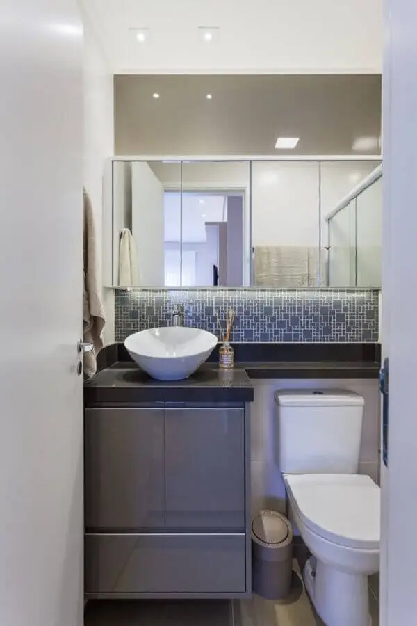 Decoração em tons de cinza com armário pequeno de banheiro
