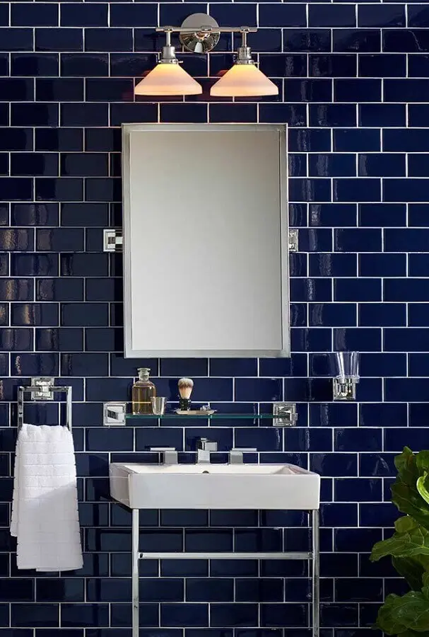 decoração estilo clássico para banheiro azul marinho Foto Pinterest