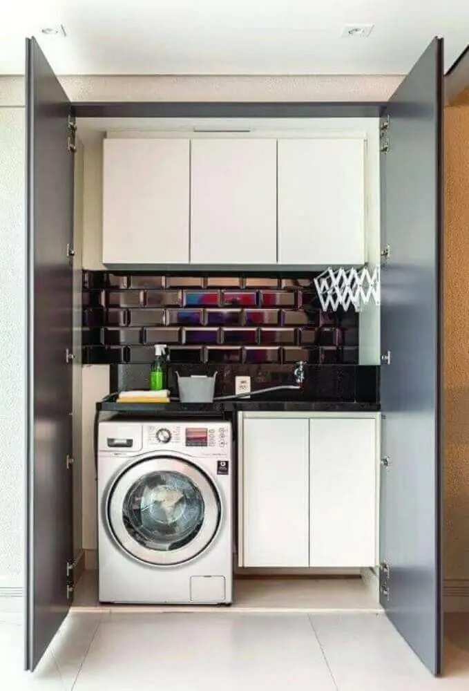 Decoração de lavanderia simples com armários brancos