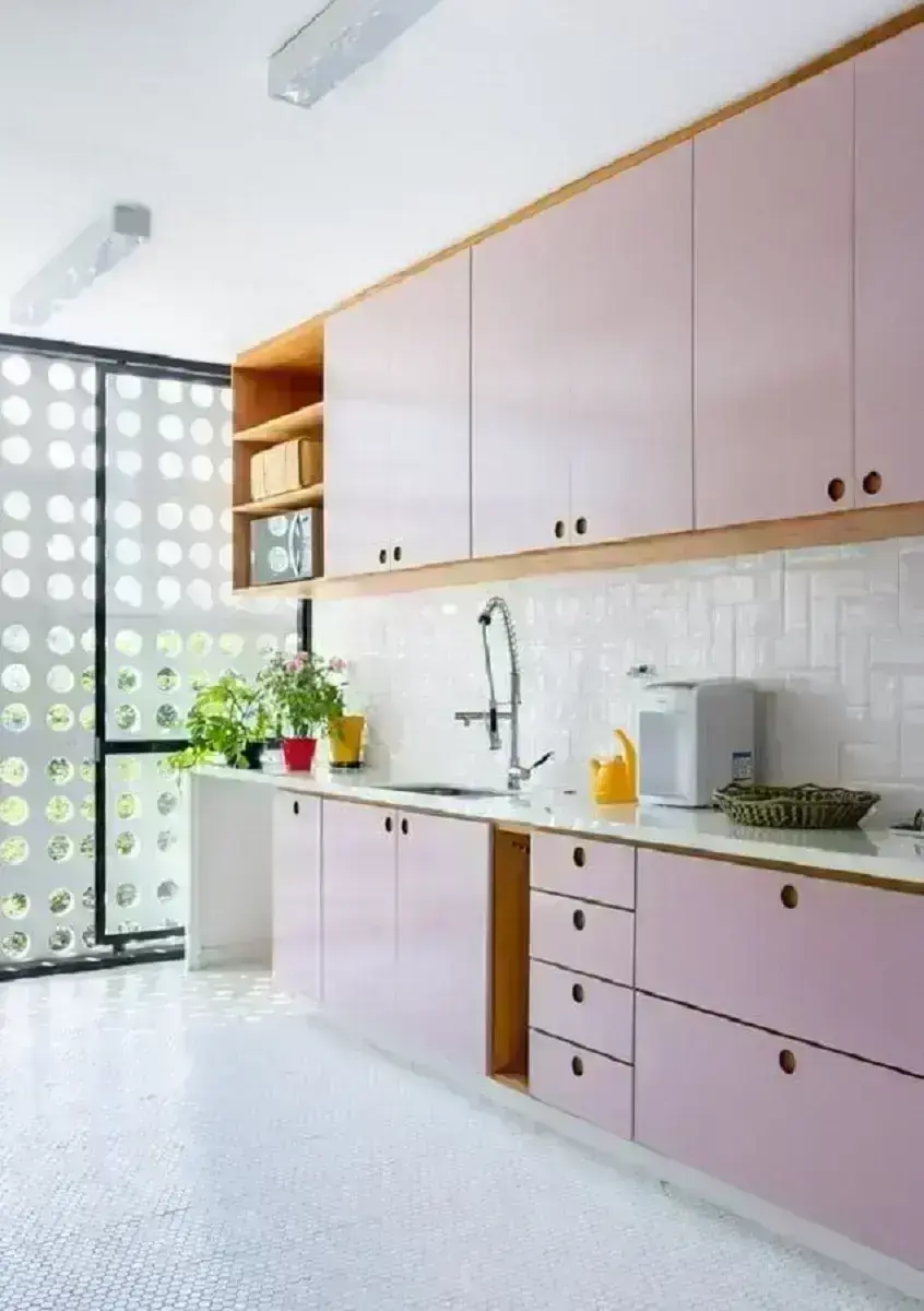 decoração cor lilás com armário de cozinha aéreo estilo retrô Foto Histórias de Casa