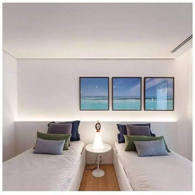 Decoração minimalista com almofadas para quarto de solteiro todo branco