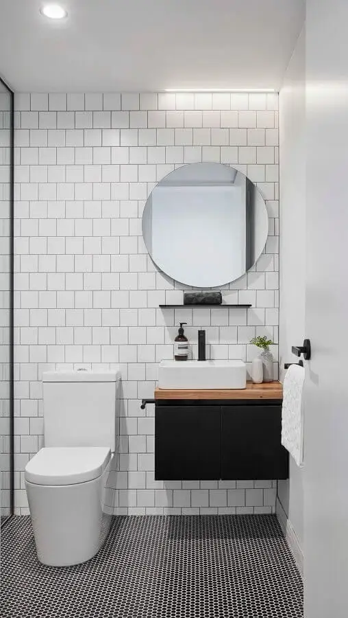 Decoração minimalista com armário pequeno de banheiro preto e branco suspenso