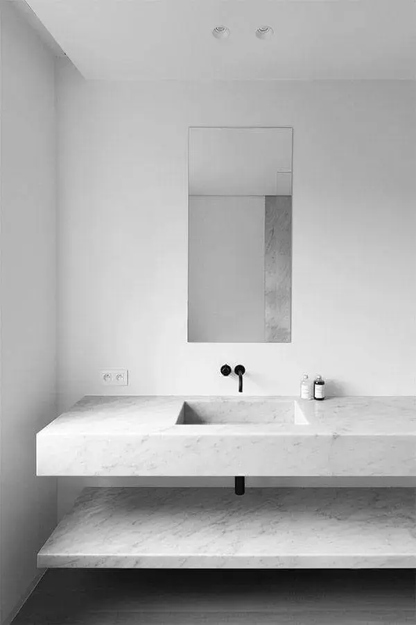 Decoração minimalista com bancada de mármore para banheiro branco