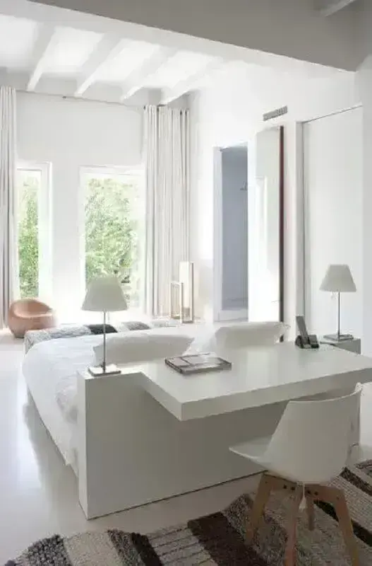 Decoração minimalista com home office no quarto de casal todo branco