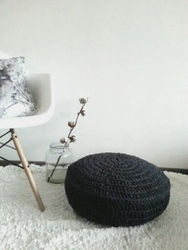 decoração minimalista com puff preto redondo de crochê Foto Decofilia
