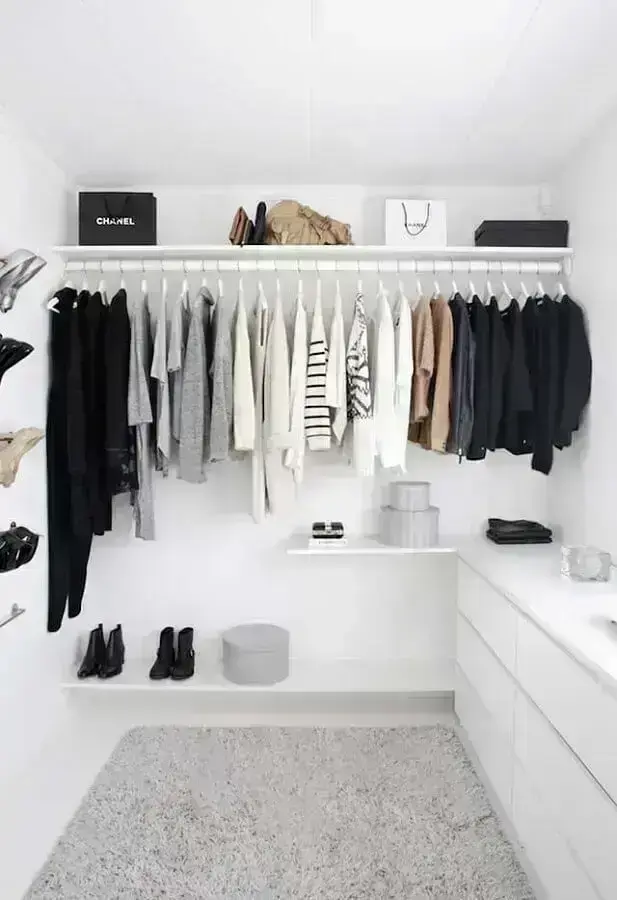 decoração minimalista para guarda roupa closet todo branco