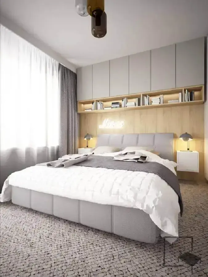 decoração moderna com armário aéreo para quarto de casal cinza claro com parede amadeirada Foto Homify
