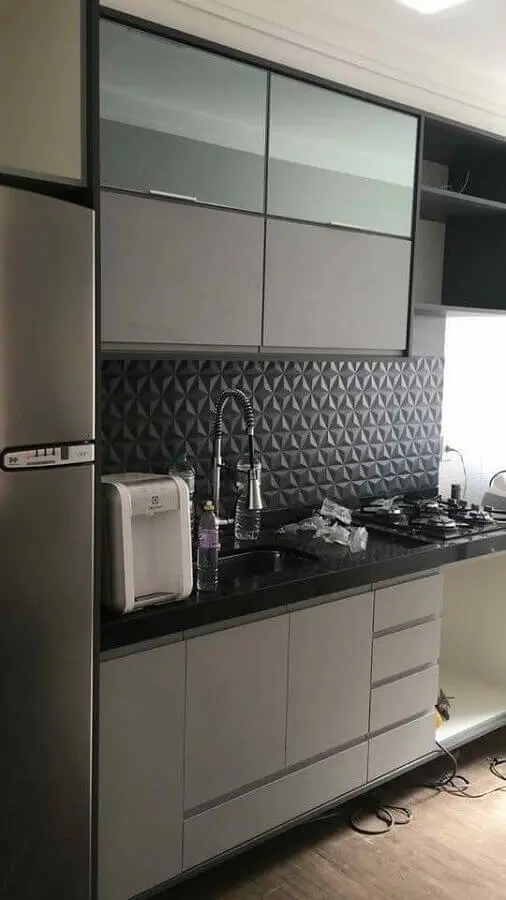 Decoração moderna com armários cinza e azulejo de cozinha preto 3D