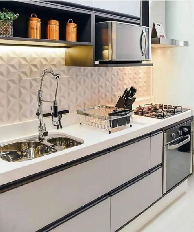 Decoração moderna com armários planejados e azulejo de cozinha 3D branco