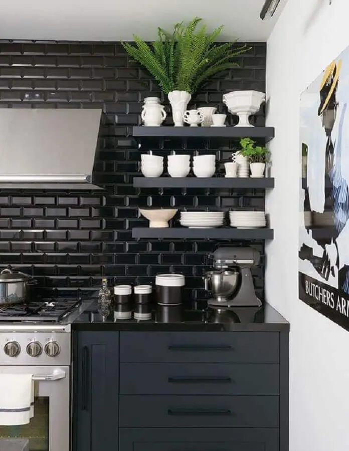 Decoração moderna com azulejo de cozinha preto e armários planejados