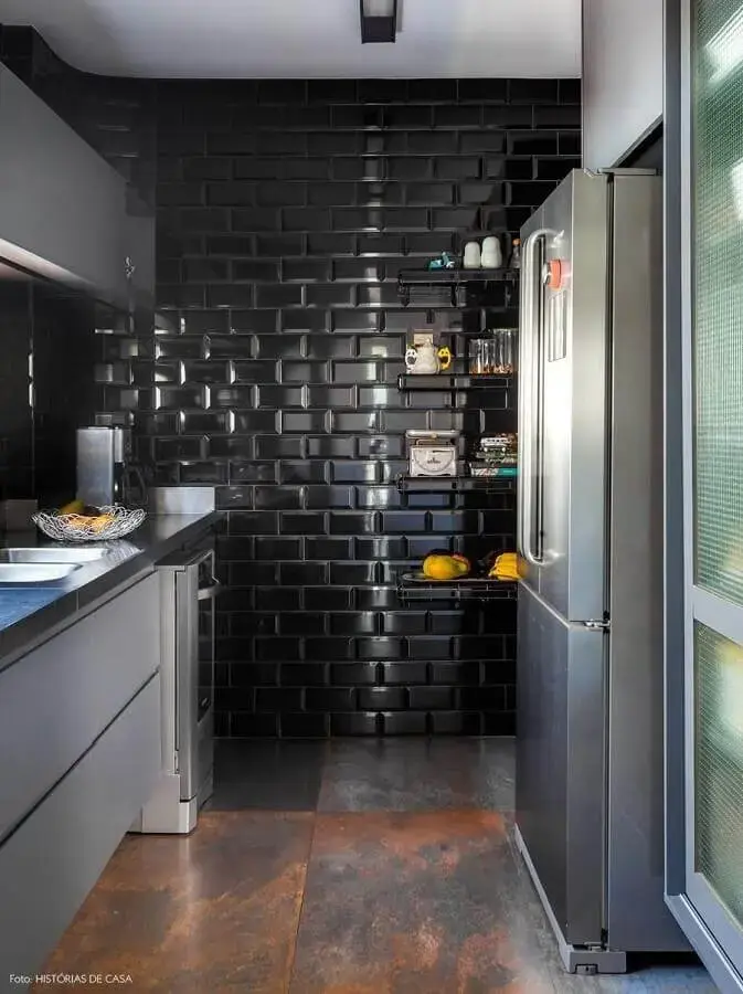 Decoração moderna com azulejo de cozinha preto e armários planejados cinza