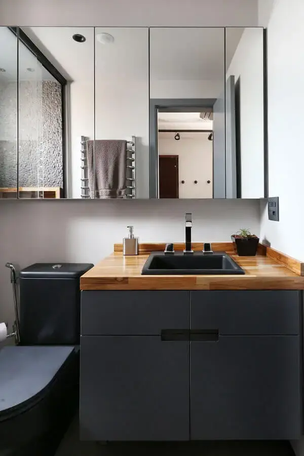 Decoração moderna com bancada de madeira e armário de banheiro planejado pequeno na cor cinza escuro