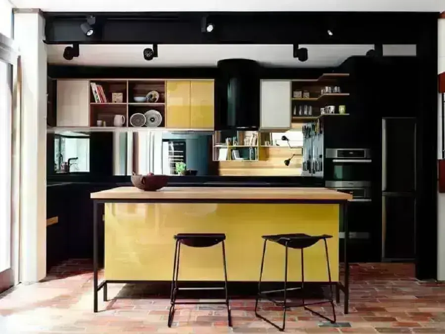 Decoração moderna com banquetas para cozinha preta e amarela