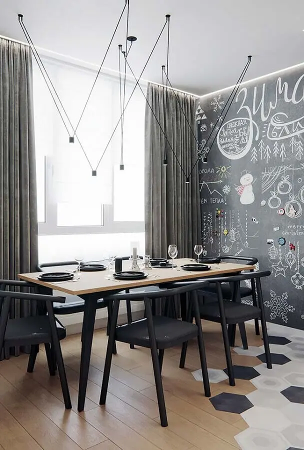decoração moderna com cadeiras para mesa de jantar preta e parede com tinta lousa Foto Futurist Architecture