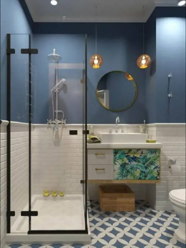 decoração moderna com espelho redondo dourado para banheiro azul Foto Pinterest