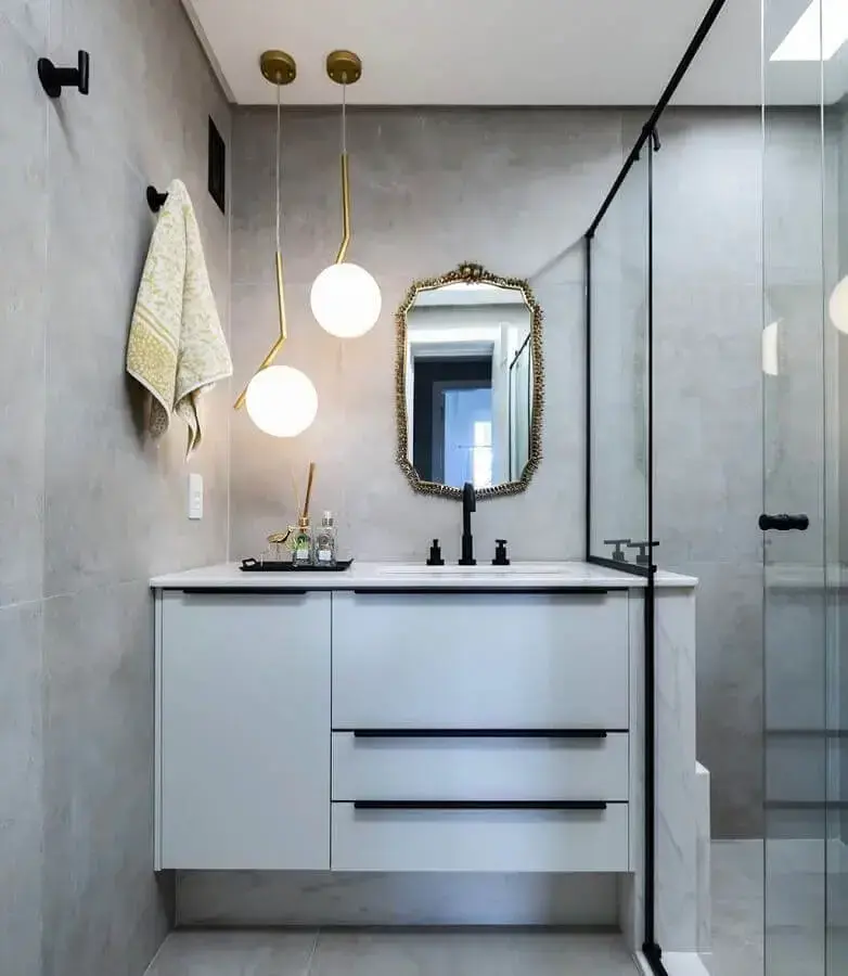 Decoração moderna com luminária pendente e armário de banheiro planejado pequeno