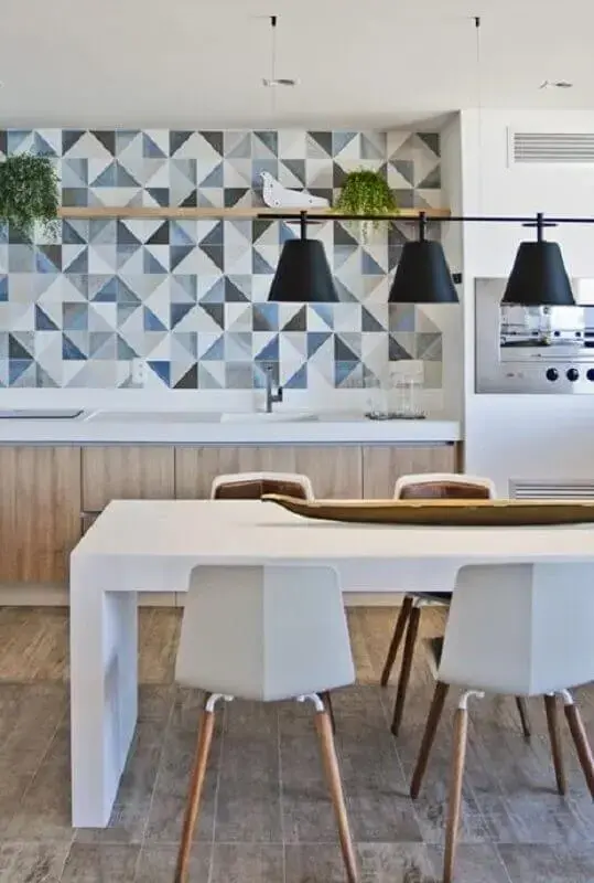 Decoração moderna com móveis planejados e azulejo de cozinha estampado