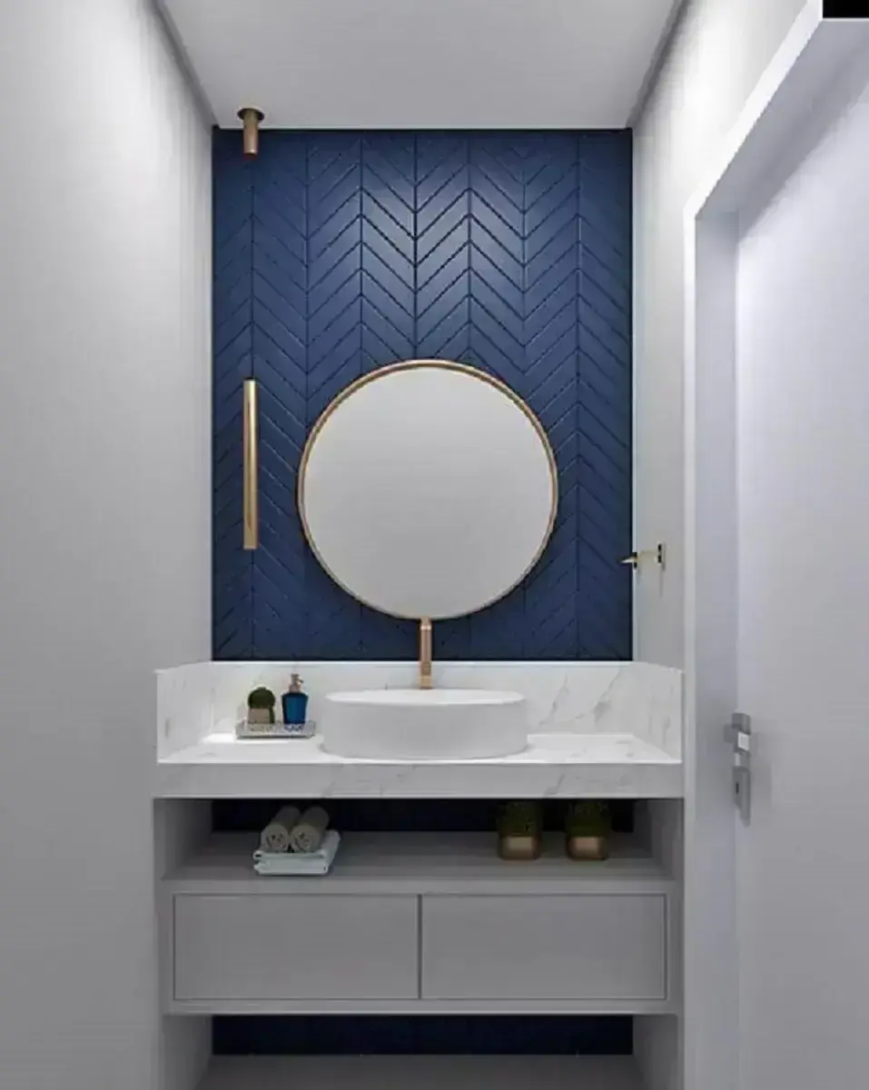 decoração moderna de banheiro azul marinho e branco Foto Pamela kessel Designer de Interiores