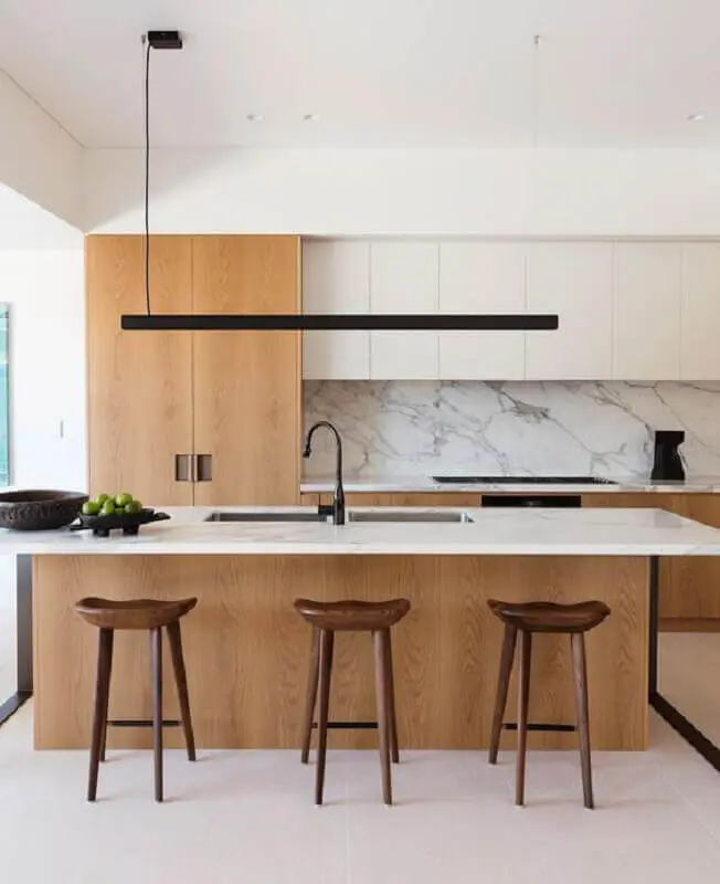 decoração moderna de cozinha amadeirada e branca com ilha gourmet Foto Daniel Boddam Architecture & Interior Design