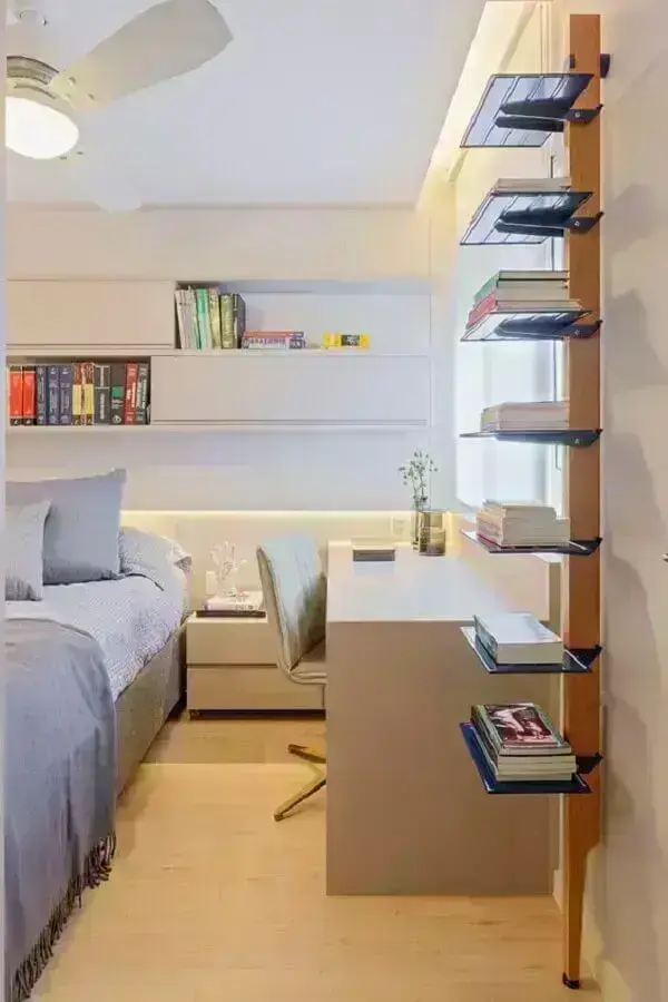 Decoração moderna em cores claras com home office no quarto de casal planejado