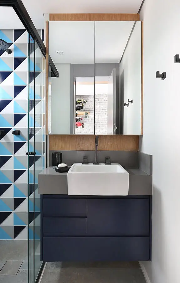 Decoração moderna em tons de azul e cinza com armário de banheiro planejado pequeno