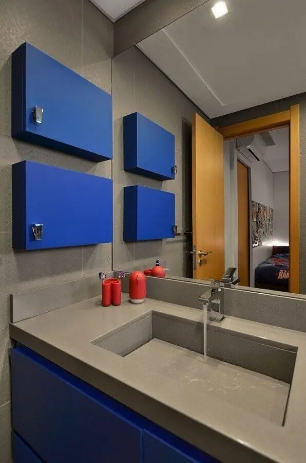 decoração moderna para banheiro azul e cinza Foto Andrea Bonotto