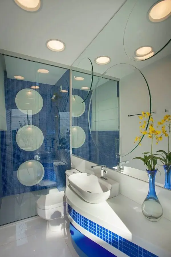decoração moderna para banheiro planejado azul e branco Foto Aquiles Nícolas Kilaris