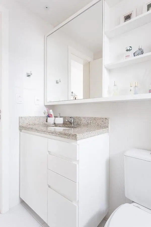 Decoração na cor branca com armário de banheiro pequeno simples