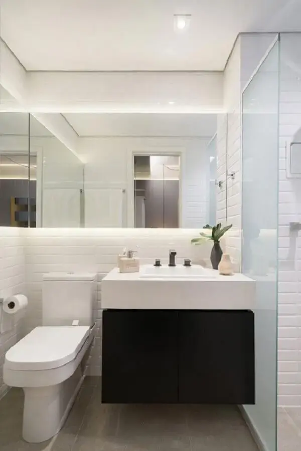 Decoração preto e branco com armário pequeno de banheiro