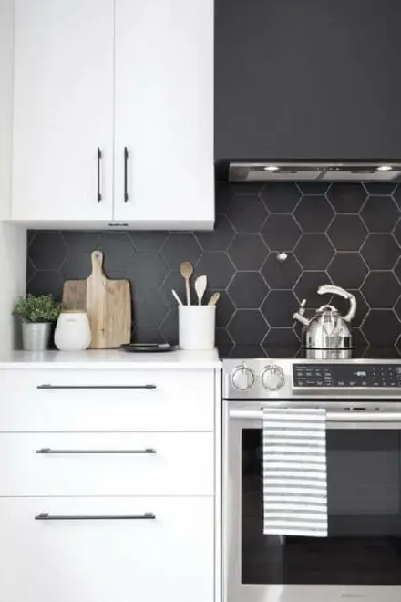 Cozinha com azulejo preto hexagonal