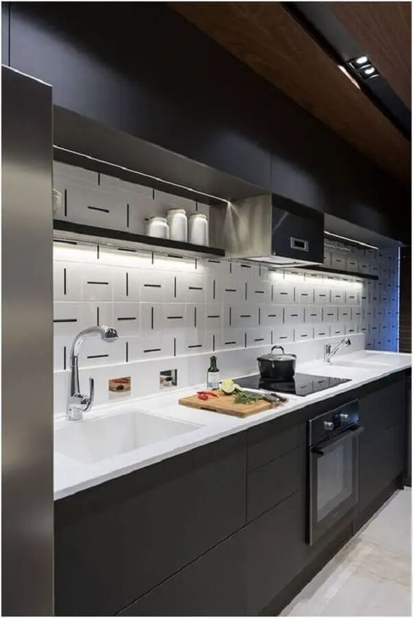 Decoração preto e branco com azulejo de cozinha moderno