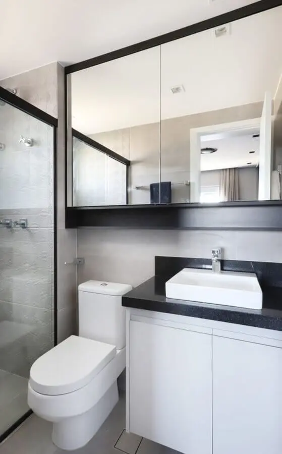 Decoração preto e branco com espelheira para banheiro