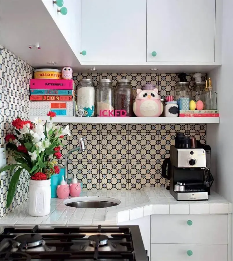 decoração retrô com azulejo de cozinha decorada com armários brancos 