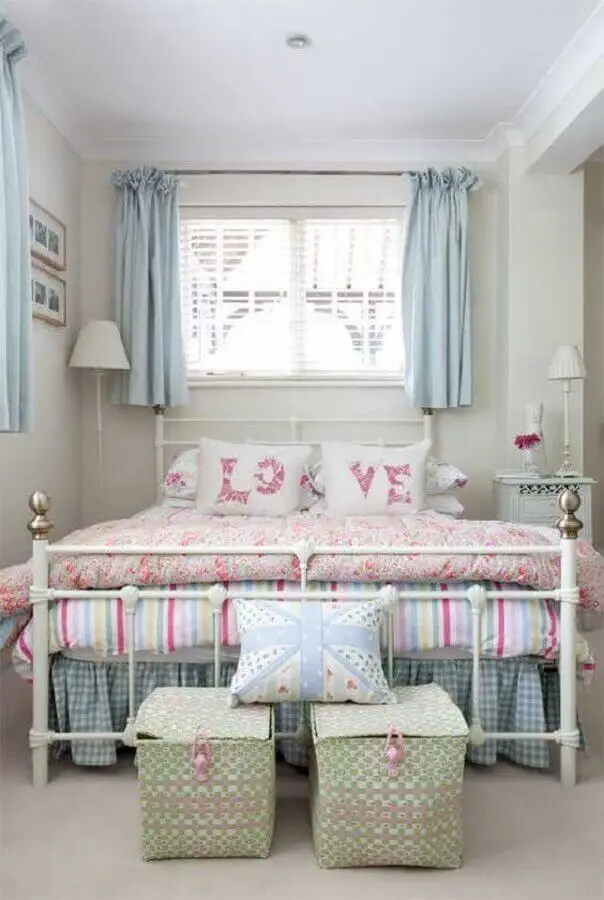 Decoração romântica para quarto de casal simples com cama de ferro branca
