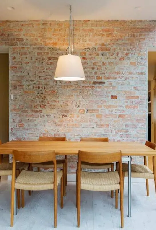decoração rústica com parede de tijolinho e cadeiras de madeira para mesa de jantar Foto Pinterest
