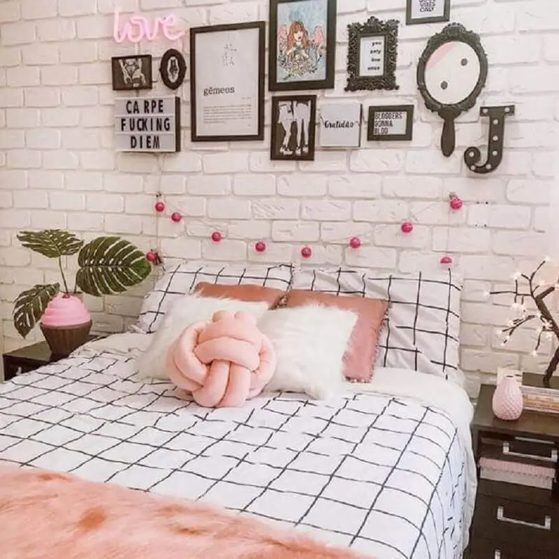Decoração simples com almofadas para quarto feminino branco e rosa