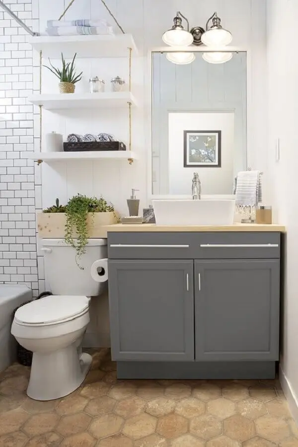 Decoração simples com armario de banheiro pequeno cinza com estilo vintage