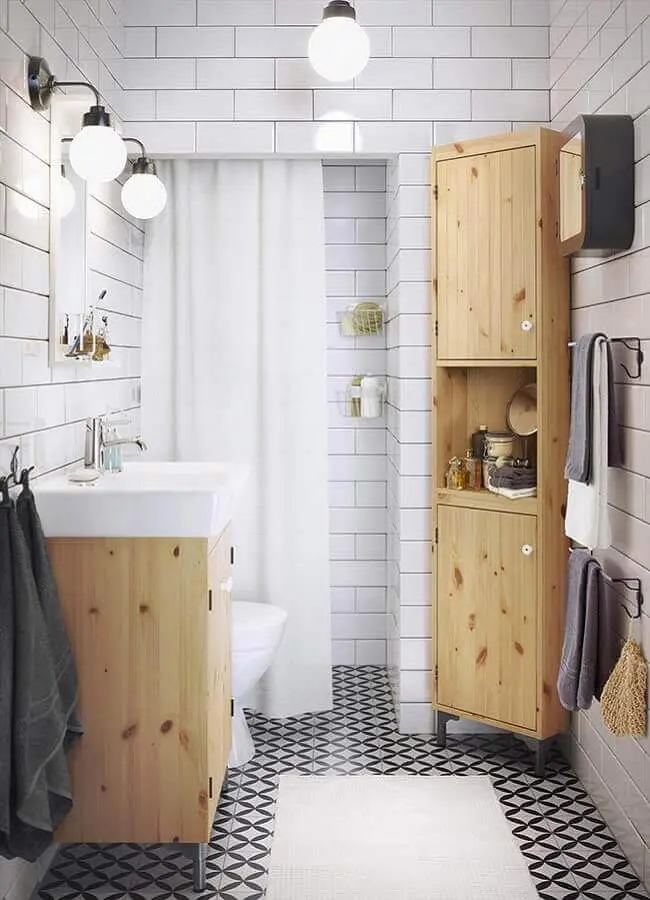 Decoração simples com armario de banheiro pequeno e simples em madeira