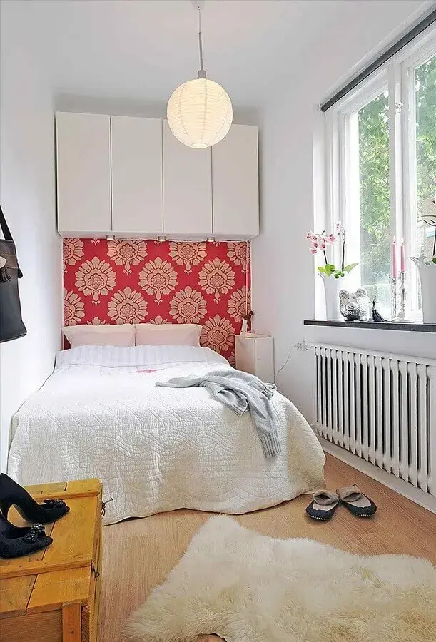 decoração simples com armário aéreo para quarto de casal pequeno Foto Pinterest