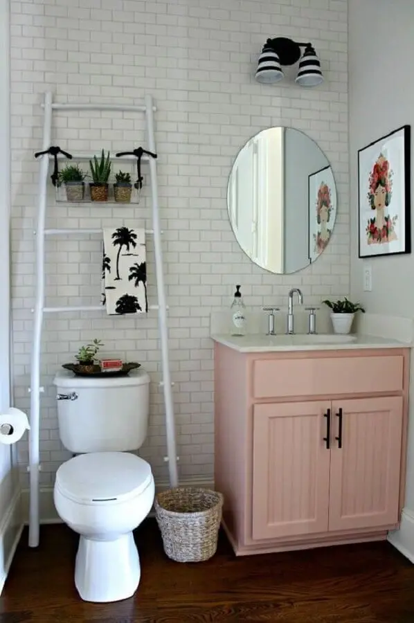 Decoração simples com armário de banheiro pequeno cor de rosa claro