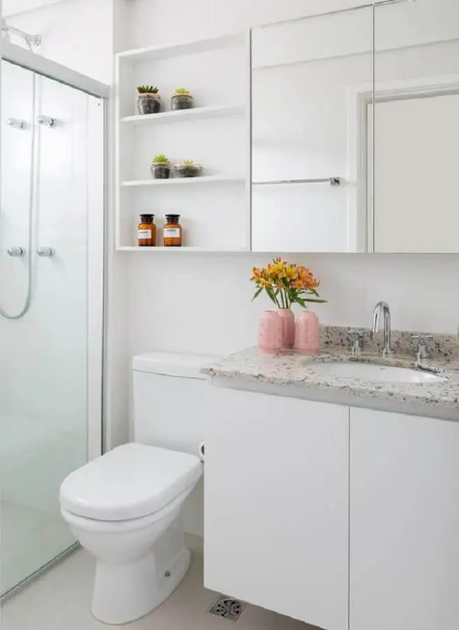 Decoração simples com armário espelheira para banheiro branco