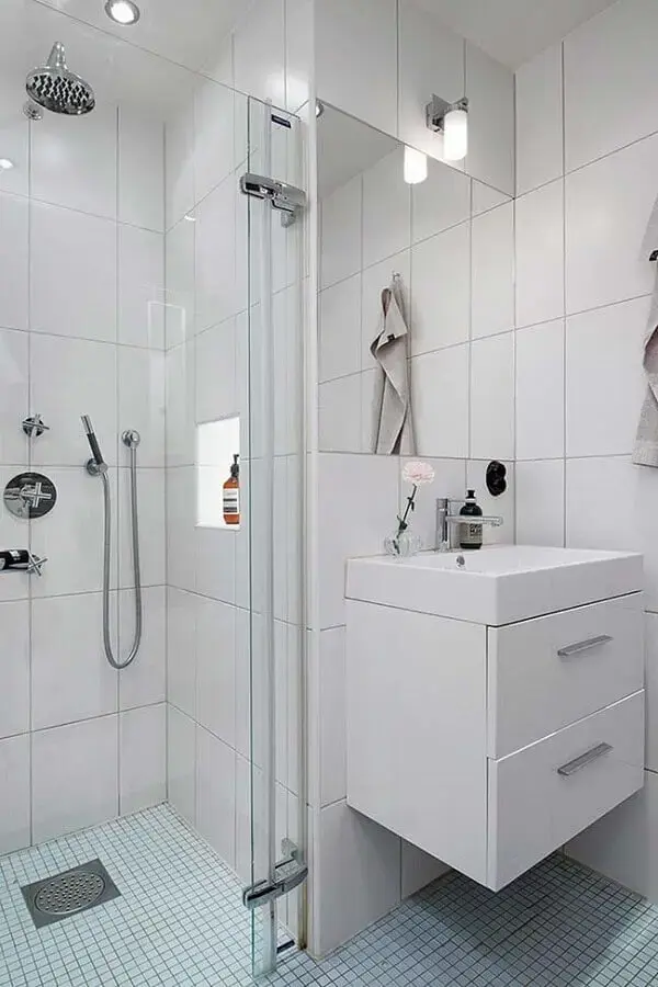 Decoração simples com armário pequeno de banheiro todo branco