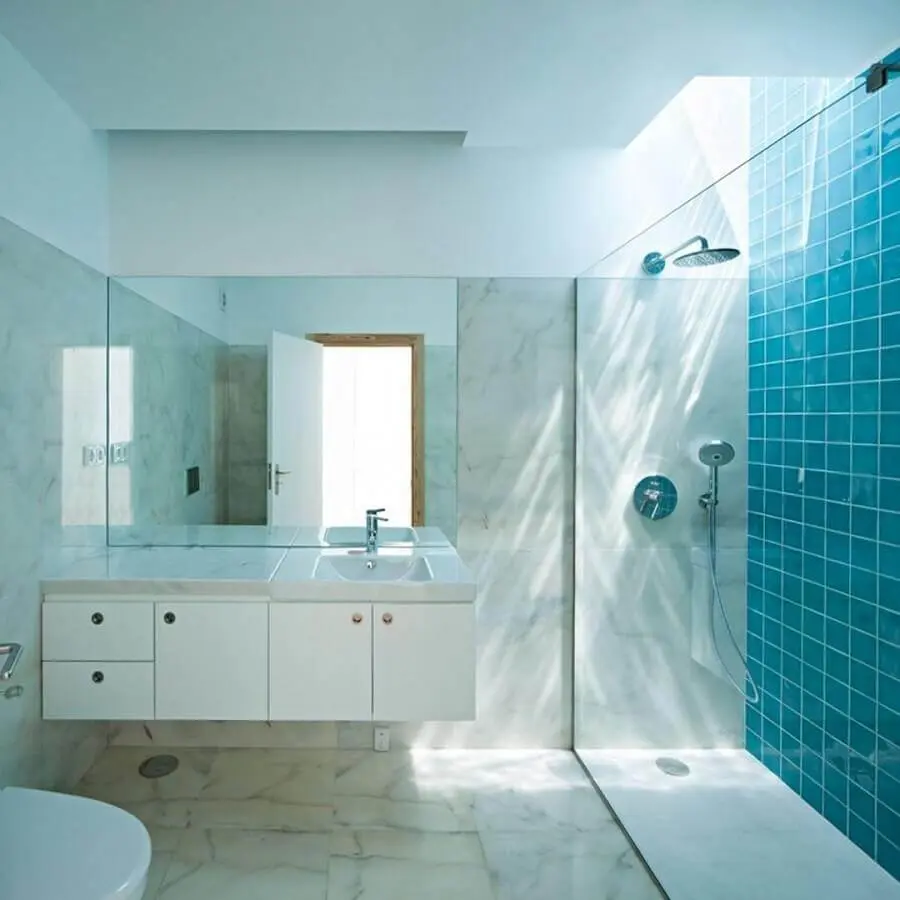 decoração simples com azulejo azul para banheiro Foto Struck Arquitetos