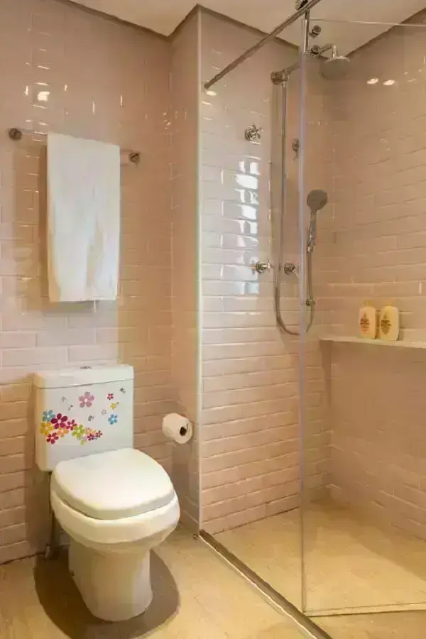 Decoração simples com azulejo cor de rosa claro para banheiro 