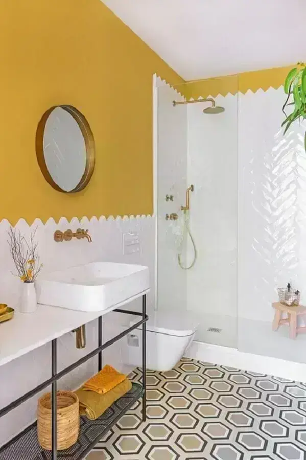 Decoração simples com azulejo de banheiro branco e amarelo