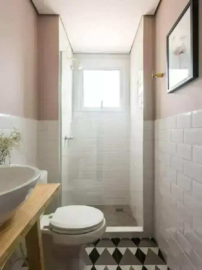 Decoração simples com azulejo de banheiro branco e rosa pastel