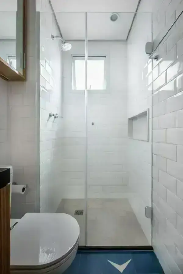 Decoração simples com azulejo de banheiro branco pequeno