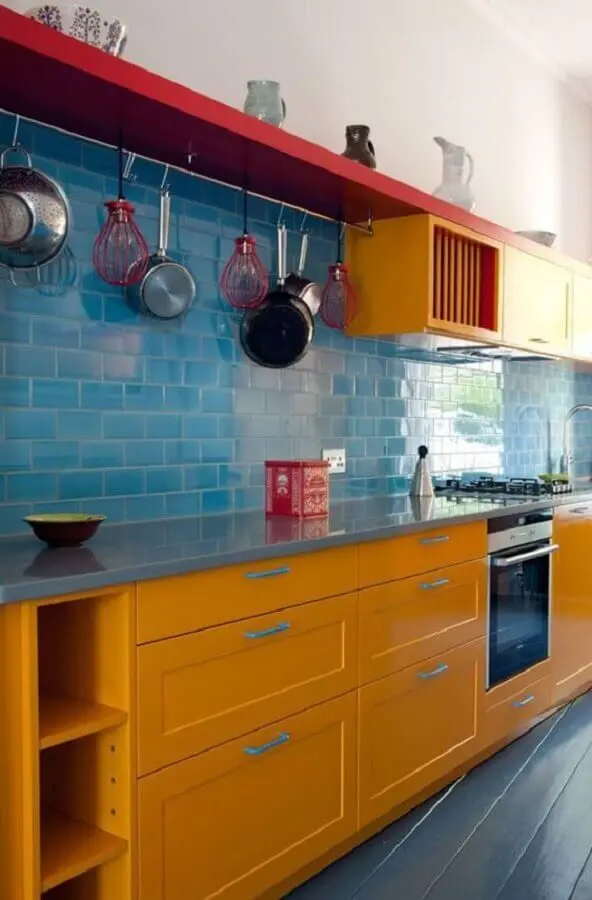 Decoração simples com azulejo de cozinha azul