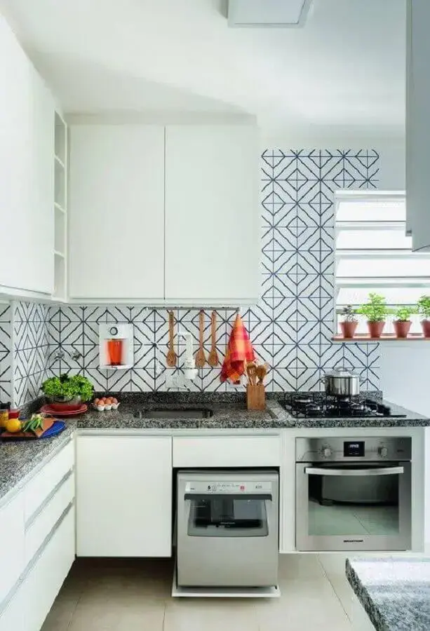 Decoração simples com azulejo de cozinha estampado e armários brancos