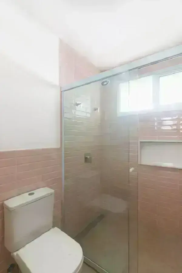 Decoração simples com azulejo para parede de banheiro branco e rosa pastel
